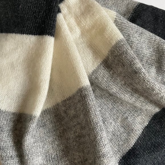 Cashmere knit shawl. Wide stripes Gray, charcoal , ivory - Picture 4 of 4
